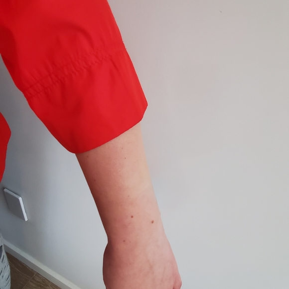 Cropped red raincoat - Picture 6 of 6